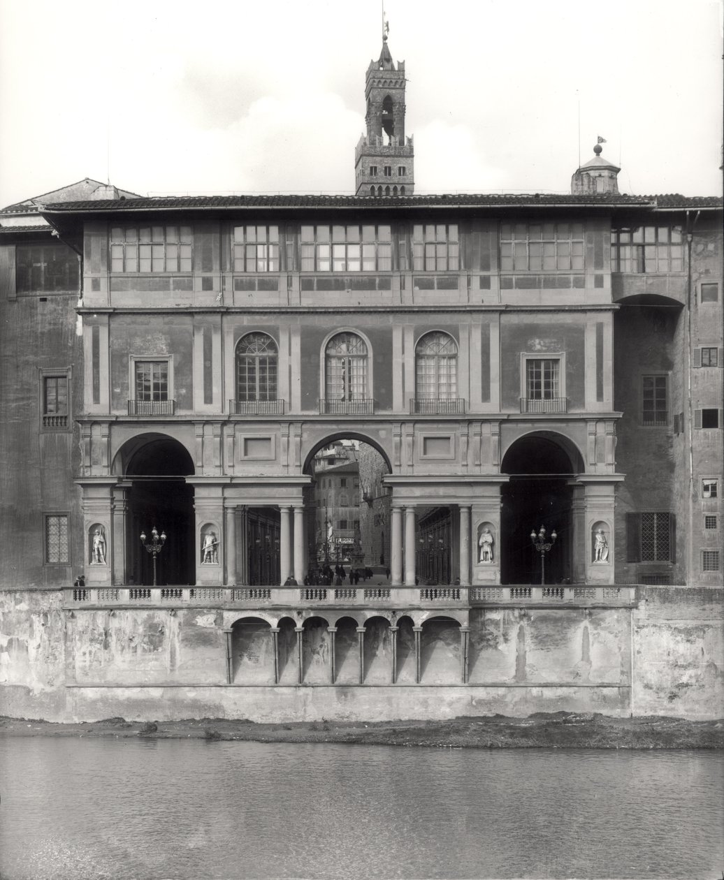 Façade de la Galerie des Offices sur le Lungarno Torrigiani - Giorgio Vasari