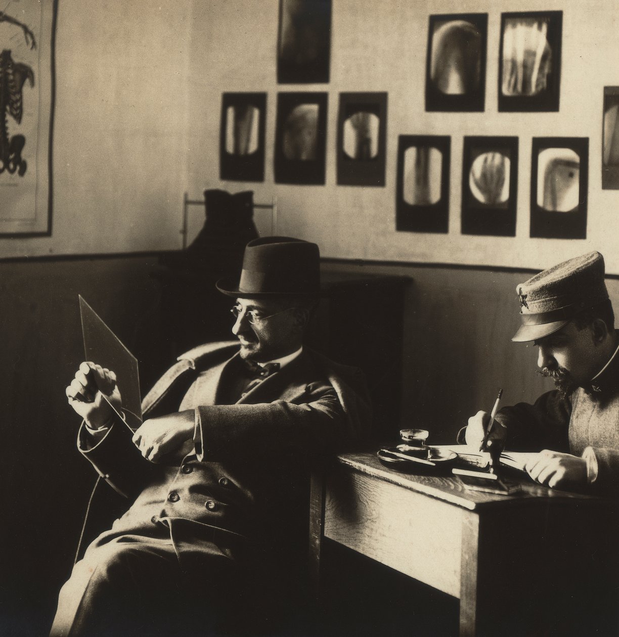 Alfredo Trombetta radiologue avec un homme en uniforme militaire, dans le département radiologique de l