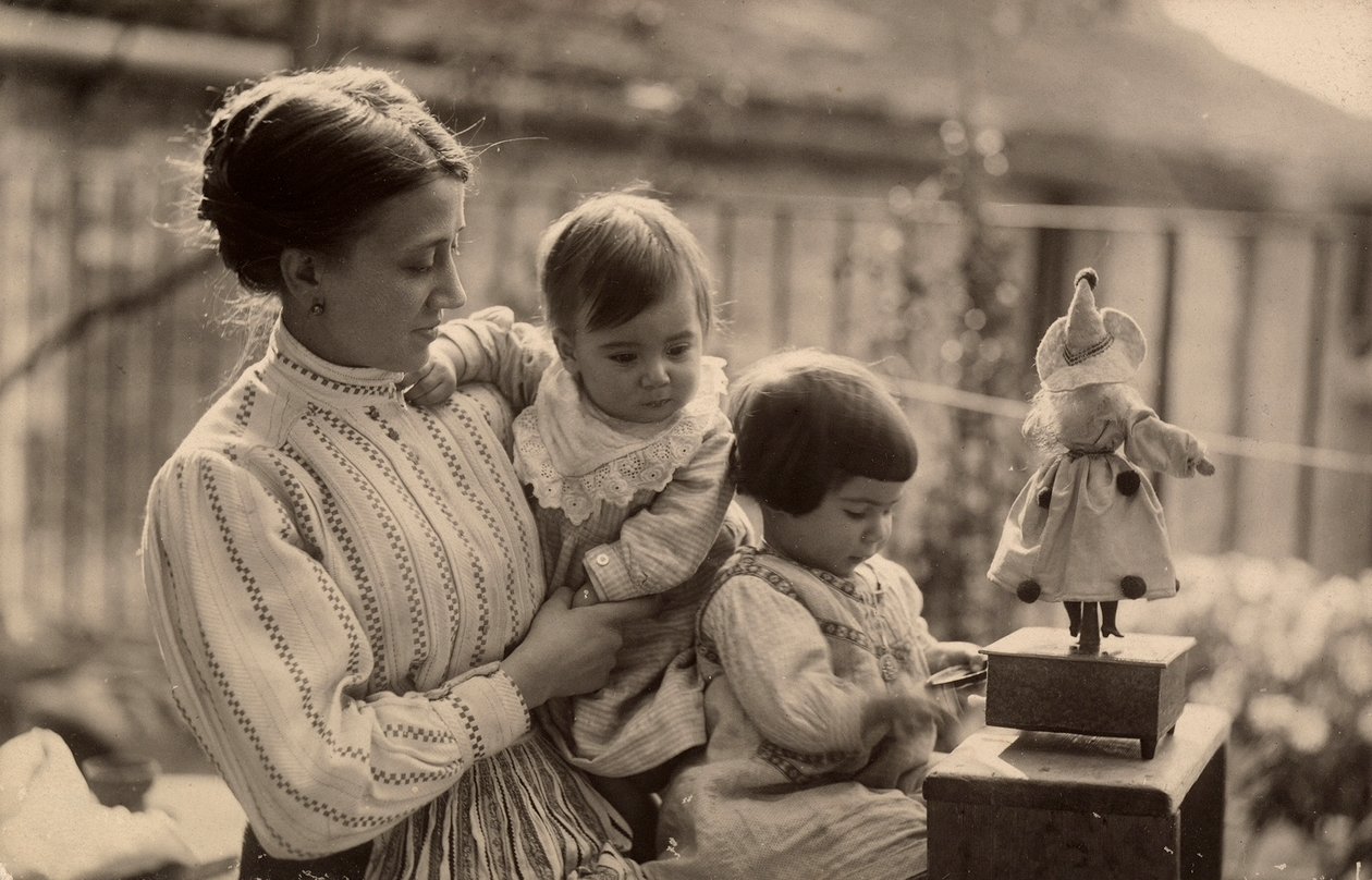 Femme avec bébés et poupée - Phillipe de Marlier