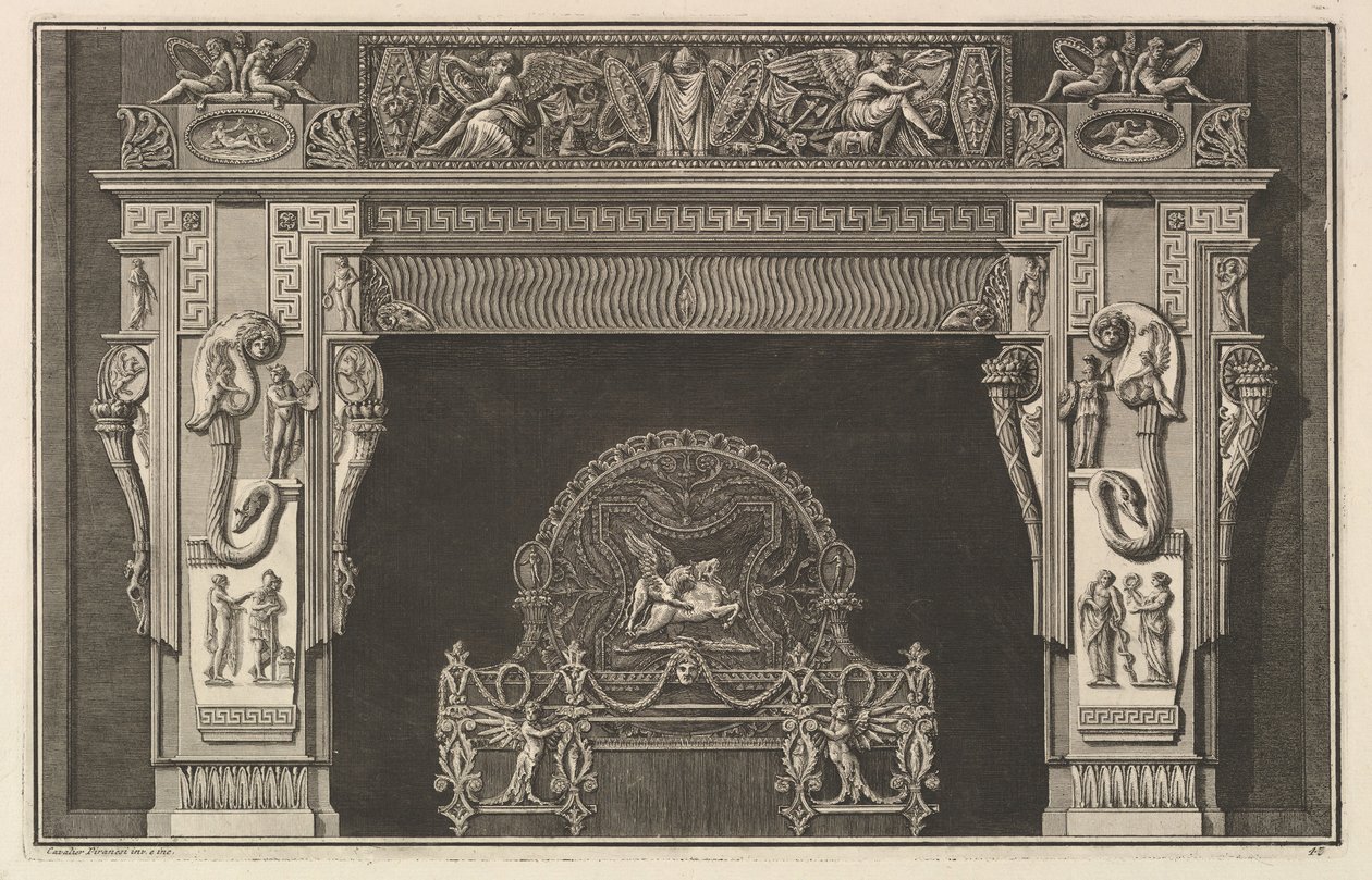 Cheminée: Frise de trophées et Victoires ailées sur le linteau, avec des cornes d