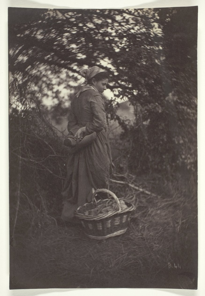 Femme debout avec un panier sur le sol - Giraudon