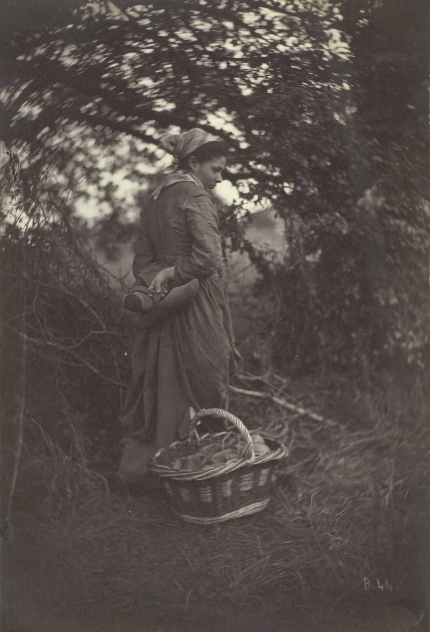 Femme debout avec panier au sol, 1870 - Giraudon