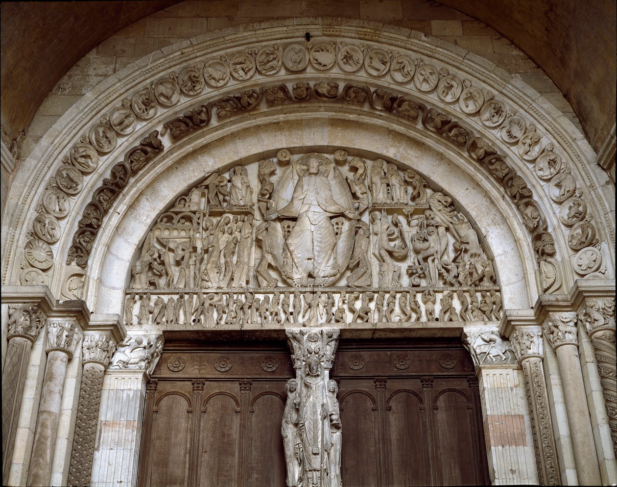 Art roman : tympan sculpté représentant le jugement dernier. Sculpture de Maître Gislebertus (vers 1130-1140). Cathédrale Saint-Lazare - Gislebertus