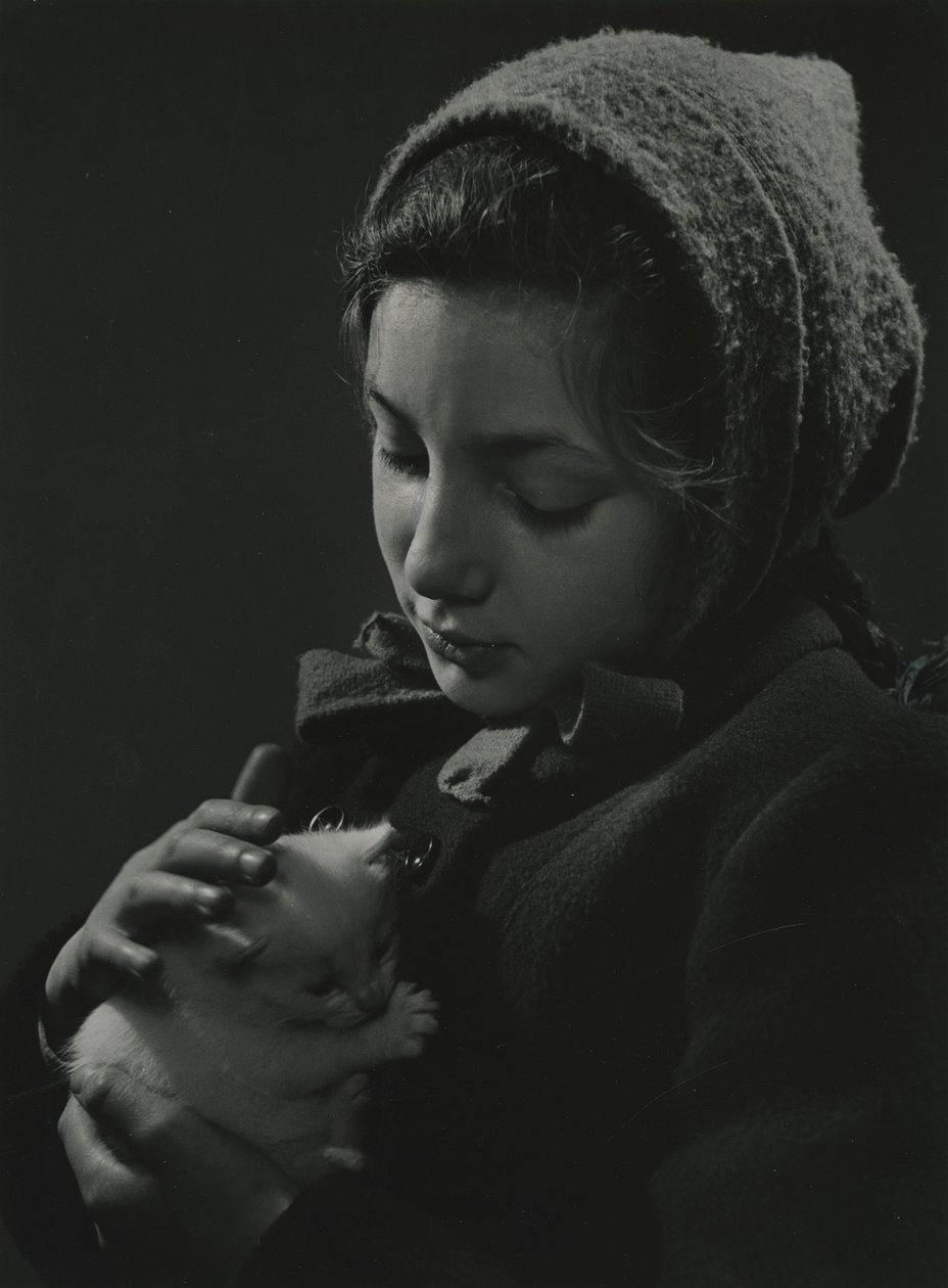 Fille tenant un chaton blanc dans ses bras. Début des années 1950 - Godfrey Macdominic