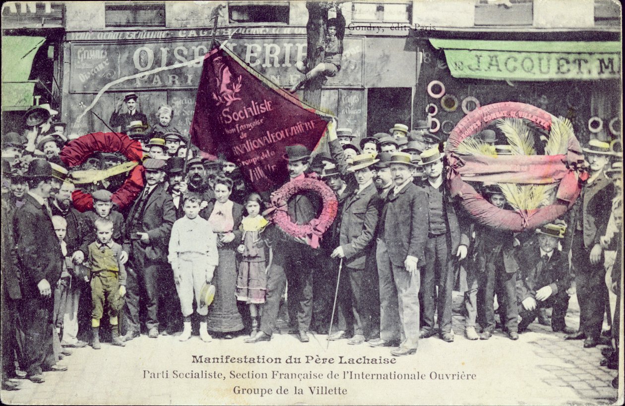 Manifestation au Père-Lachaise pour la commémoration de la Commune de Paris, par le parti socialiste, Section française de l