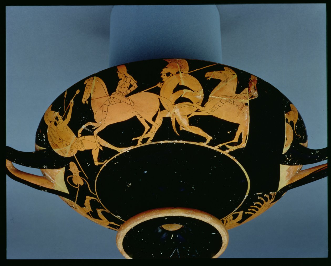 Coupe à figures rouges attique décorée du viol d