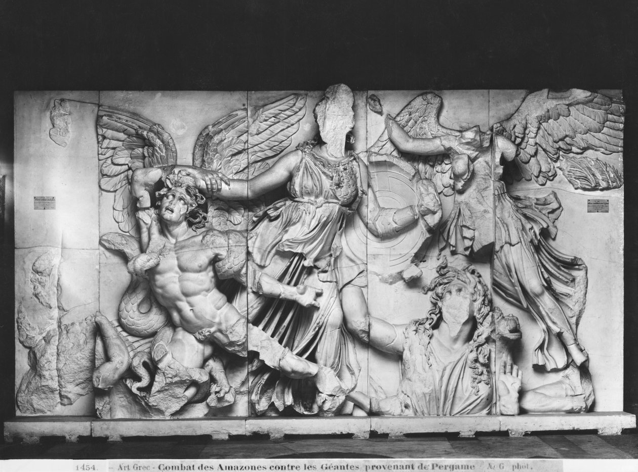 Copie du grand autel de Zeus et Athéna, de Pergame, c.180-160 av. J.-C. (moulage en plâtre à partir de marbre) - Greek