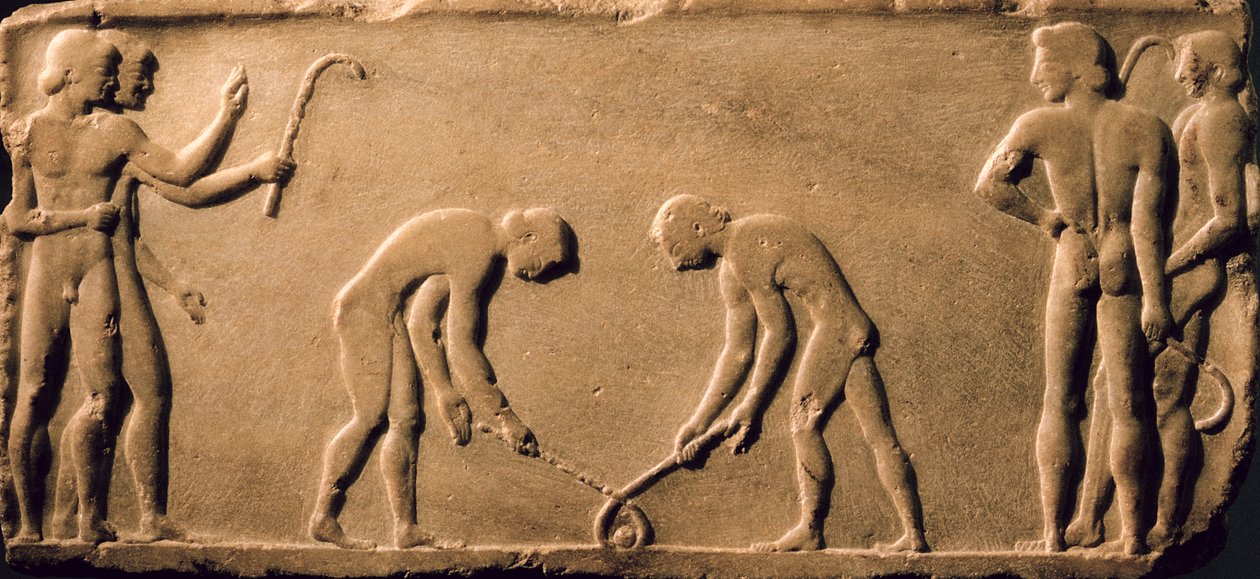 Jeunes hommes jouant avec des bâtons et une balle, d