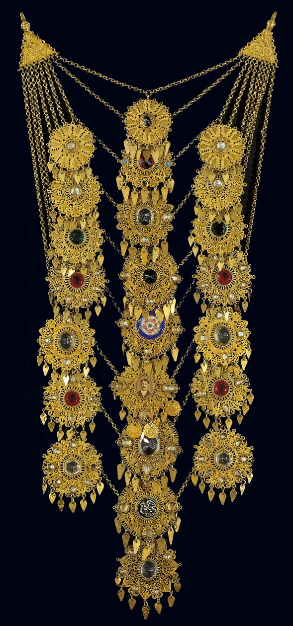 Ornement pectoral en chaîne porté par une mariée, d