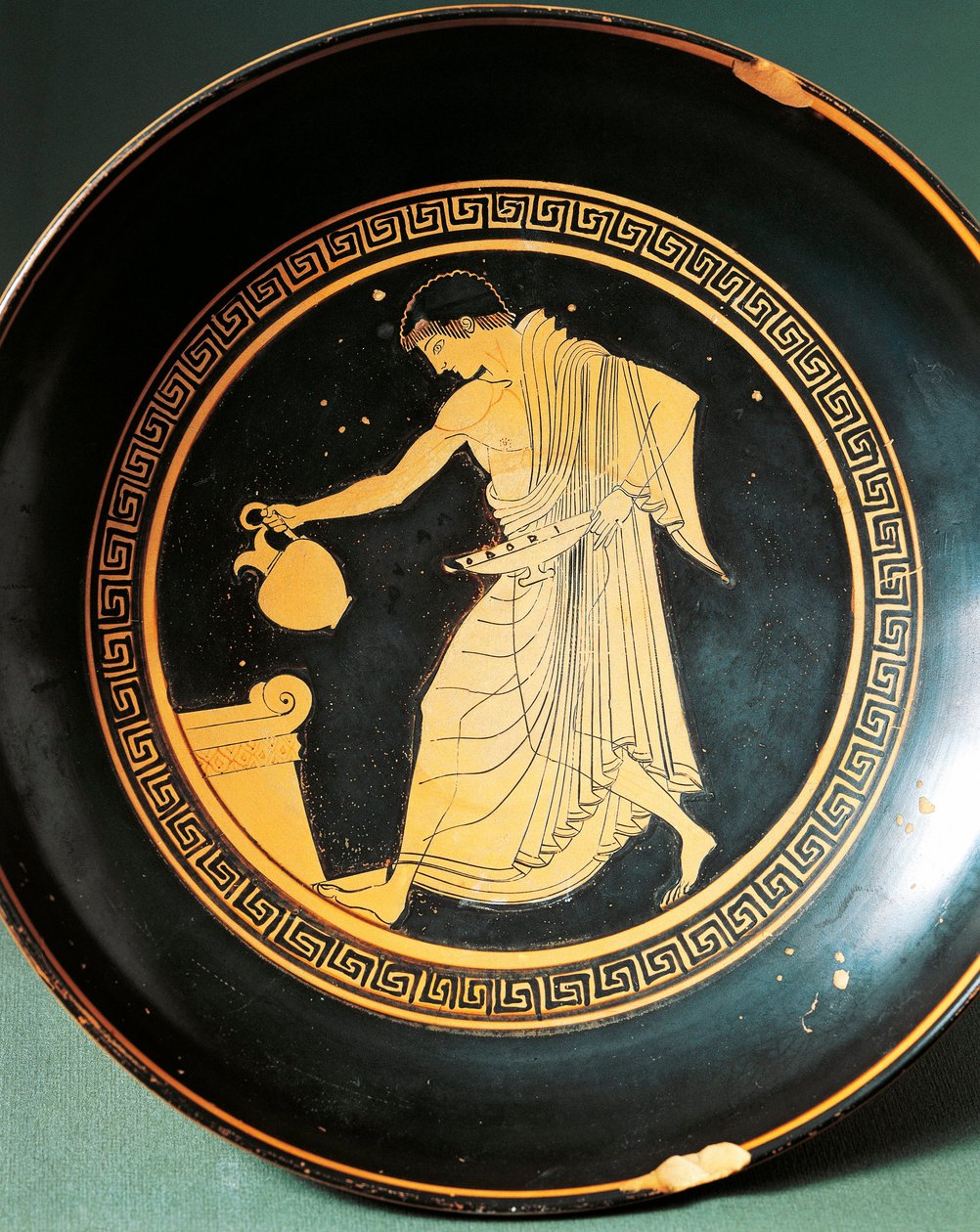 Kylix par Douris représentant un jeune près d