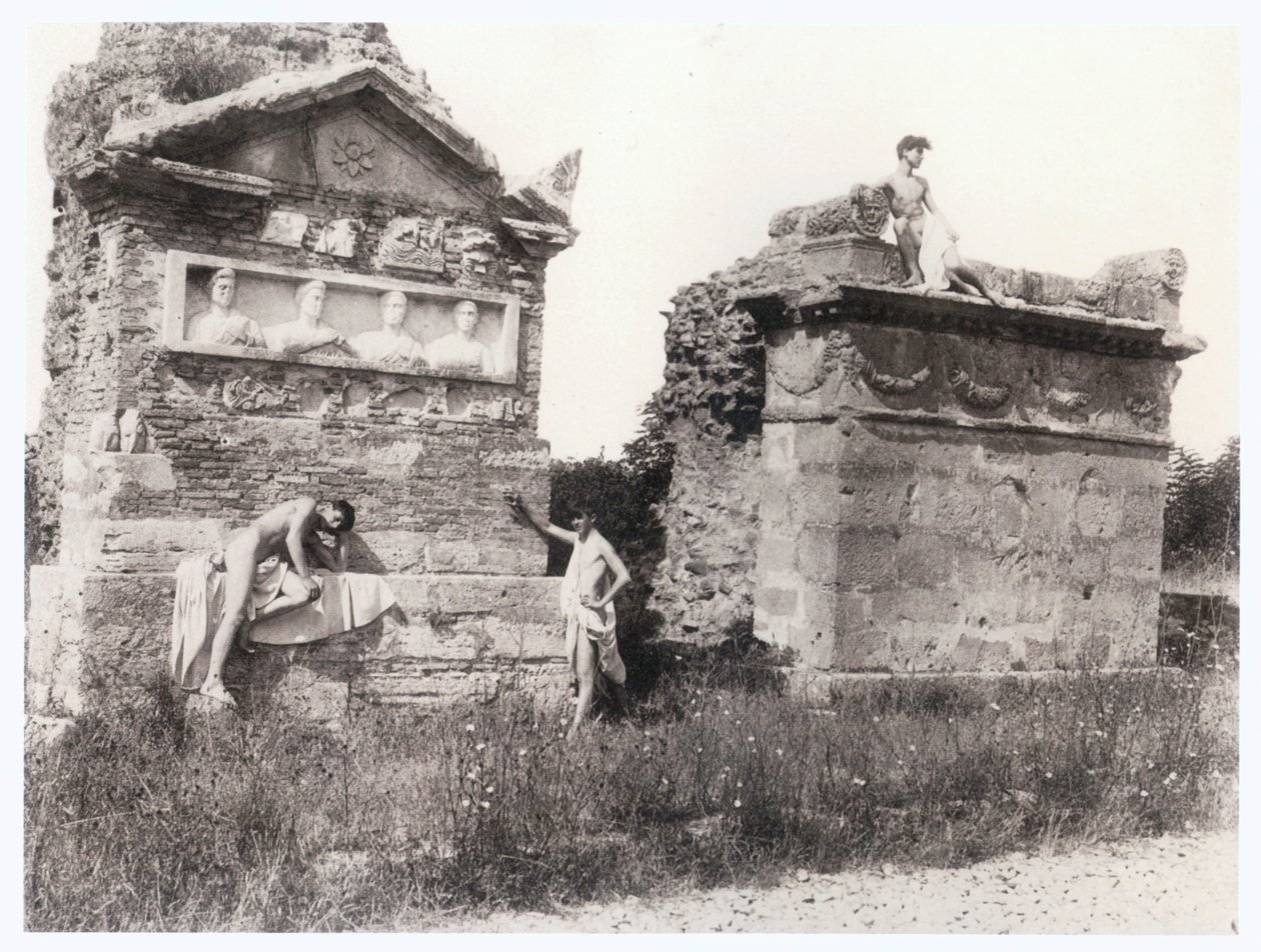 Des garçons parmi les tombes (photo) - Guglielmo (1852 1930) Plüschow