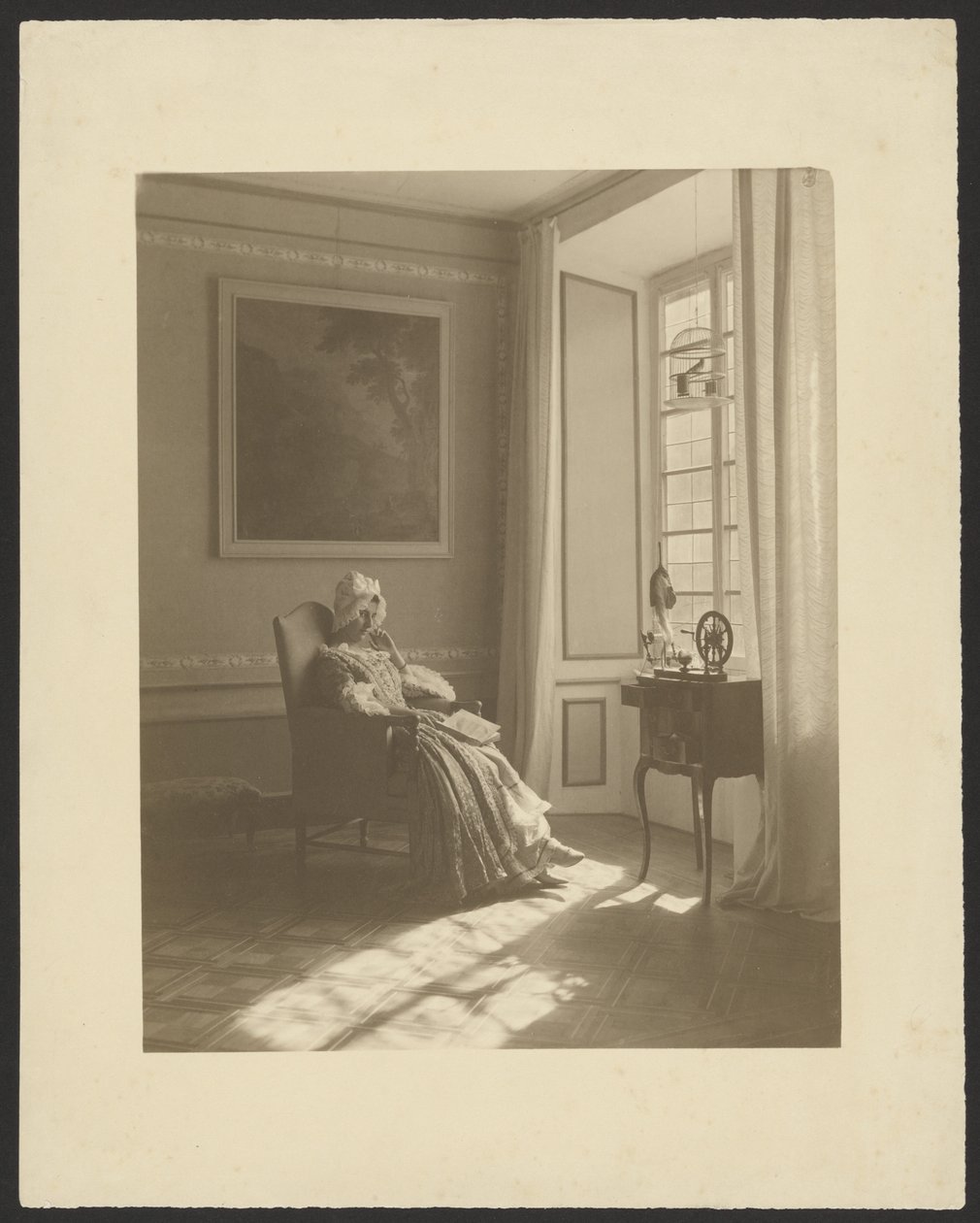 [Intérieur avec une femme assise en costume] - Guido Rey