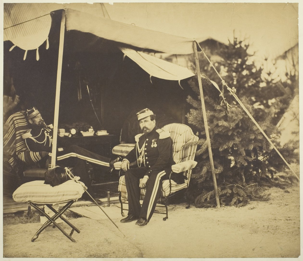 Officiers assis à une tente, Camp de Châlons - Gustave Le Gray