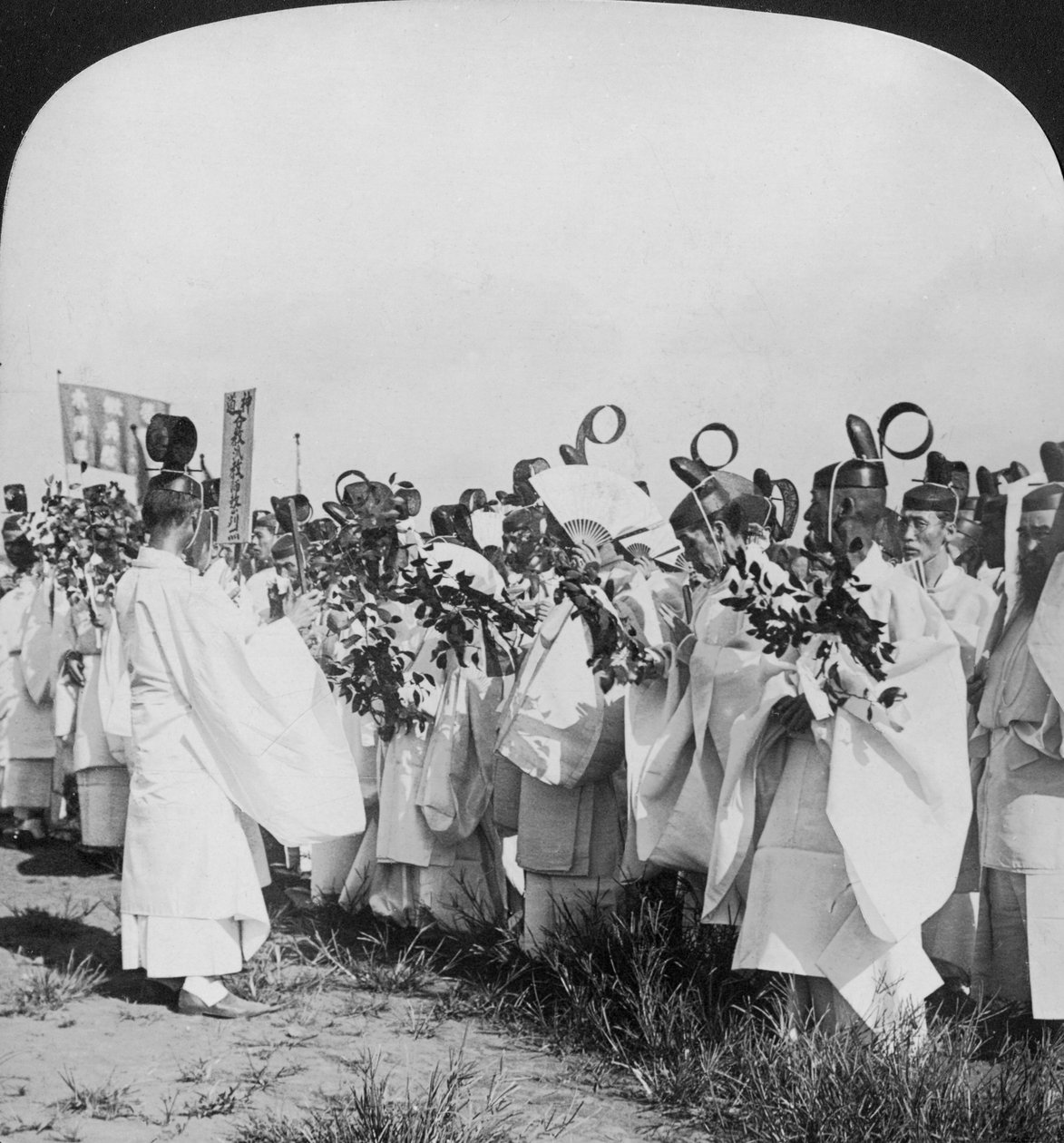 Prêtres shinto dans une procession funéraire pour les victimes de Hitachi Maru, Tokyo, Japon, 1905 - H. C. White