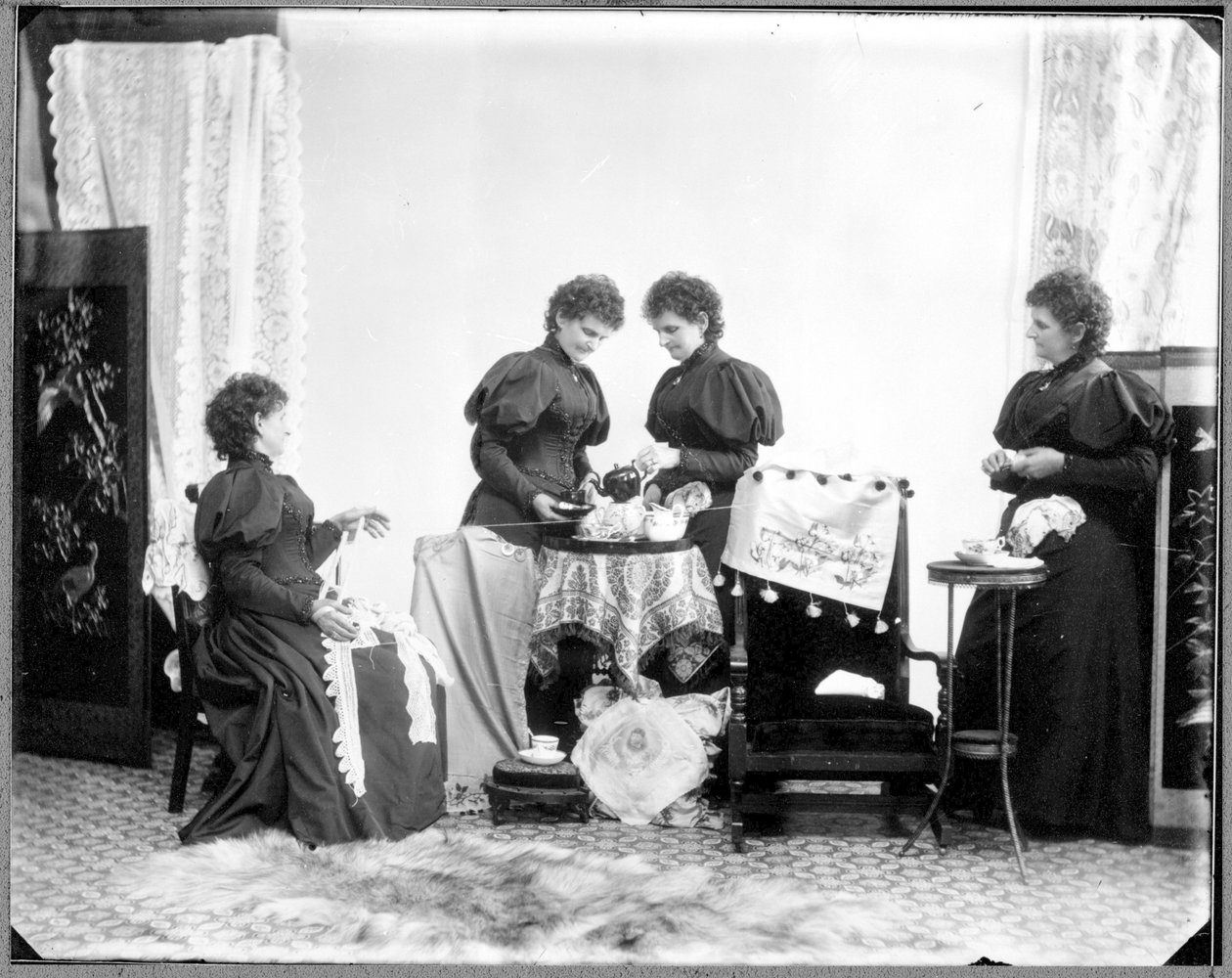 Exposition multiple de Hannah Maynard - deux prenant le thé, une tenant une pelote de coton, une la transformant en boule, vers 1895 - Hannah Maynard