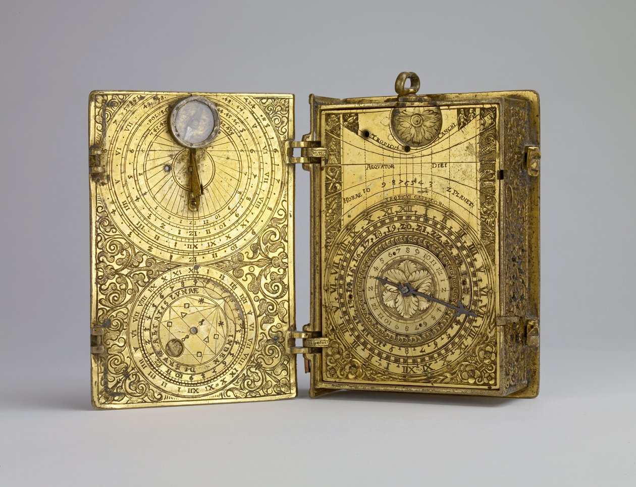 Montre à répétition en laiton doré avec alarme, cadrans solaires et volvelle lunaire en forme de livre, c. 1580 - Hans Kock