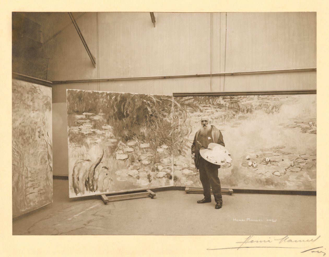 Claude Monet (1840-1926) devant ses peintures 