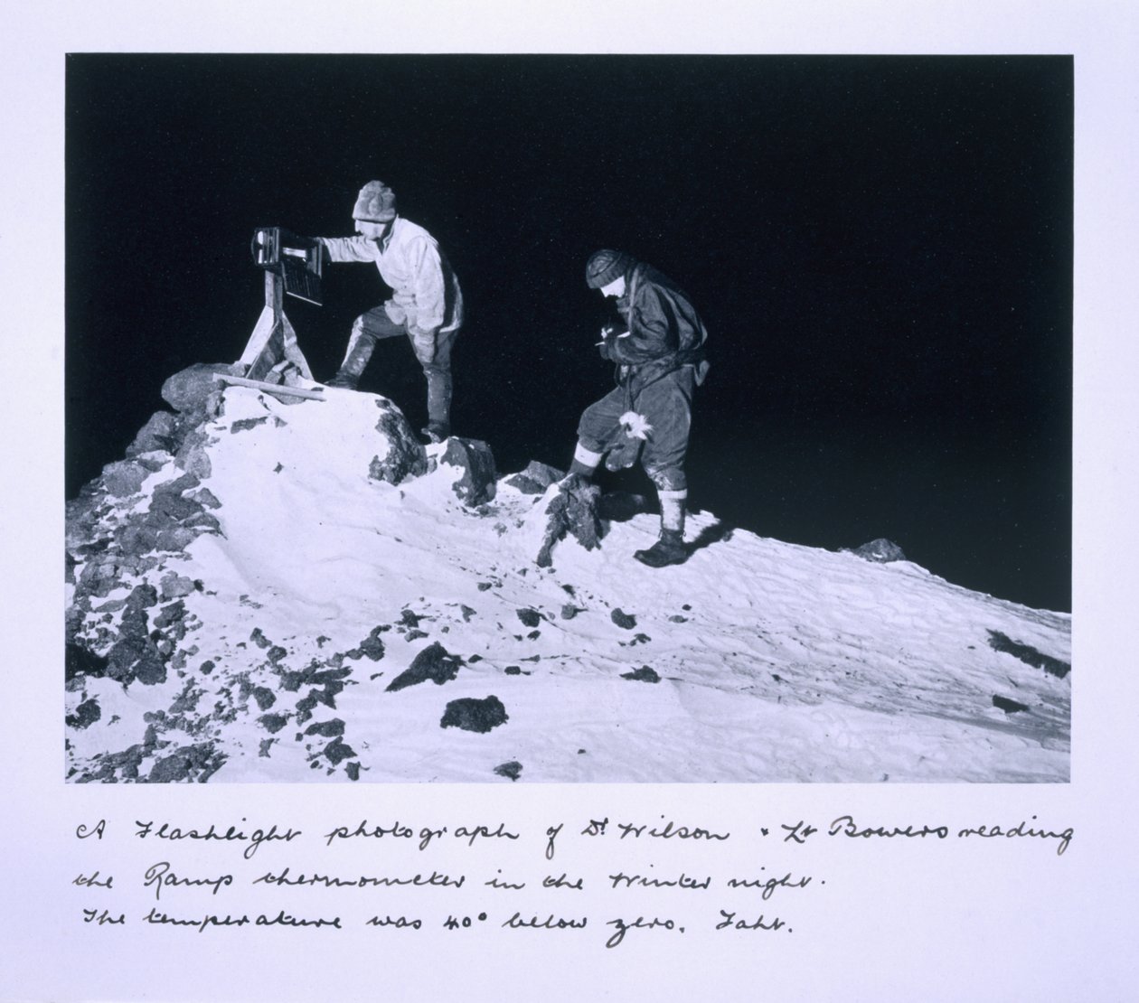 Une photographie au flash du Dr Wilson et du Lt Bowers lisant le thermomètre Ramp. La température était de 40 degrés en dessous de zéro Fahrenheit, de 