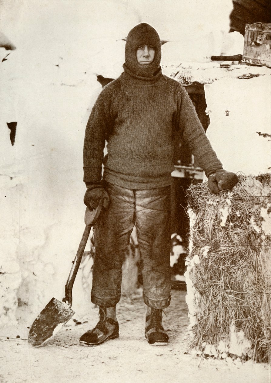Capitaine L. E. G. Oates près de la porte de l