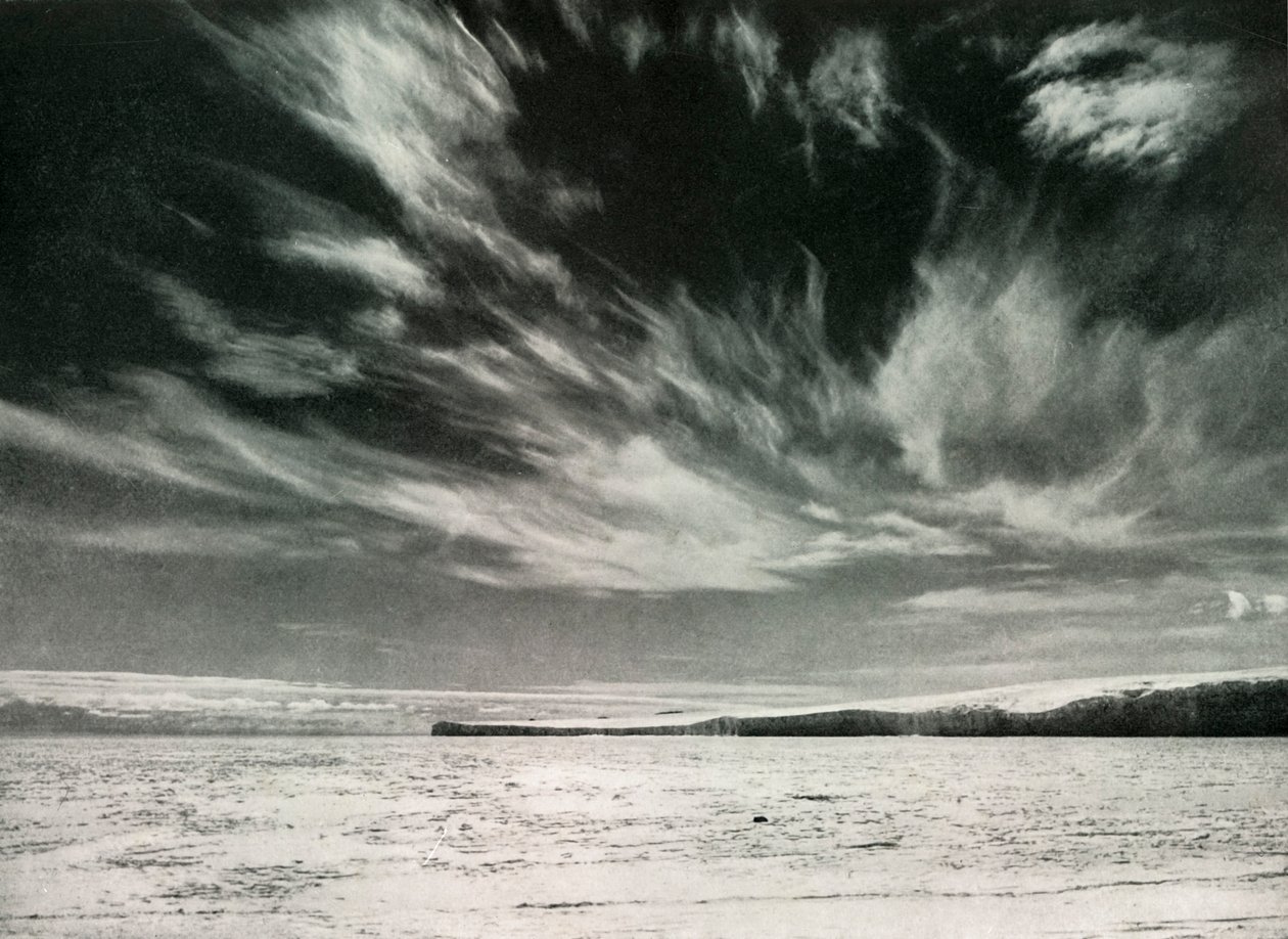 Nuages Cirrus remarquables au-dessus du glacier Barne, 19 décembre 1911, 1913 - Herbert Ponting