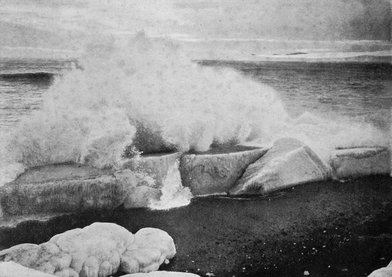 Vagues se brisant contre la glace échouée au Cap Evans, vers 1910-1913, 1913 - Herbert Ponting