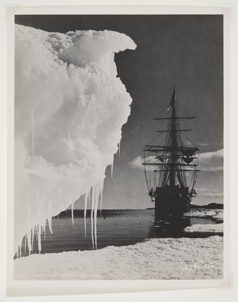 Le Terra Nova au pied de la glace - Herbert Ponting
