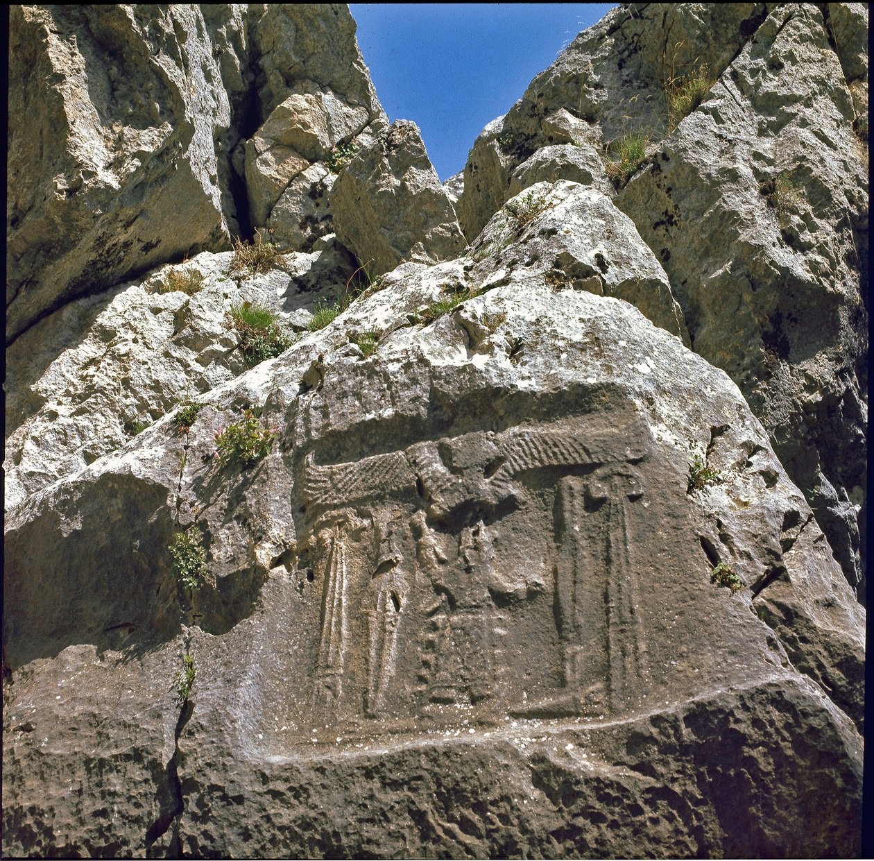 Bas-relief avec un personnage sous une créature ailée. vers 1250-1220 av. J.-C. - Hittite