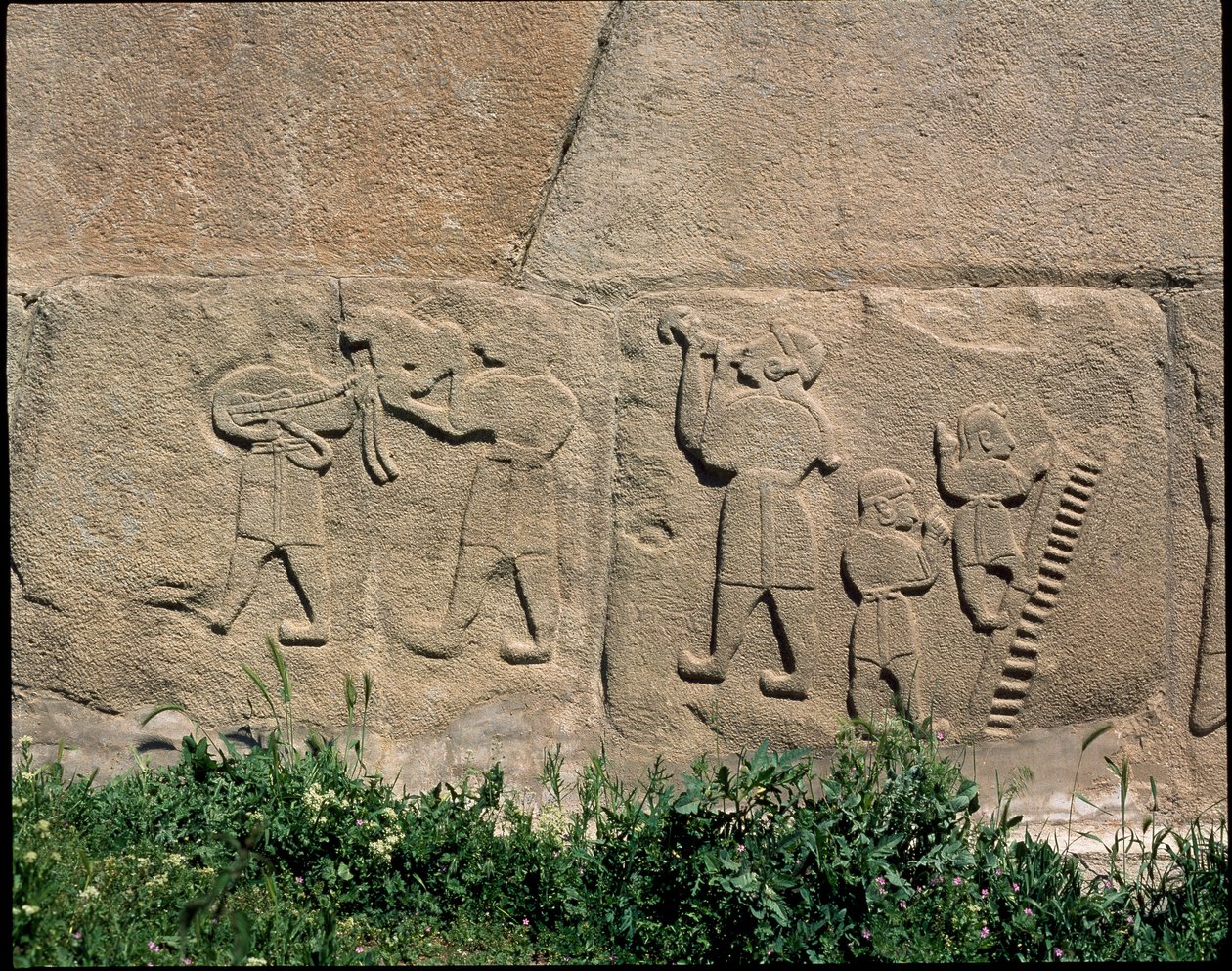 Vue de la base des reliefs de la Porte du Sphinx - Hittite Hittite