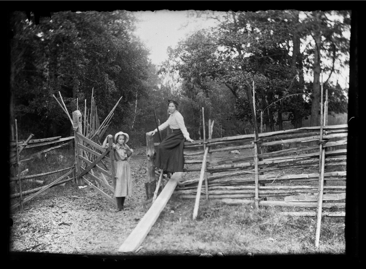 Lilli et Elsa Simberg sur la véranda au bord de la route de Niskapohja - Hugo Simberg