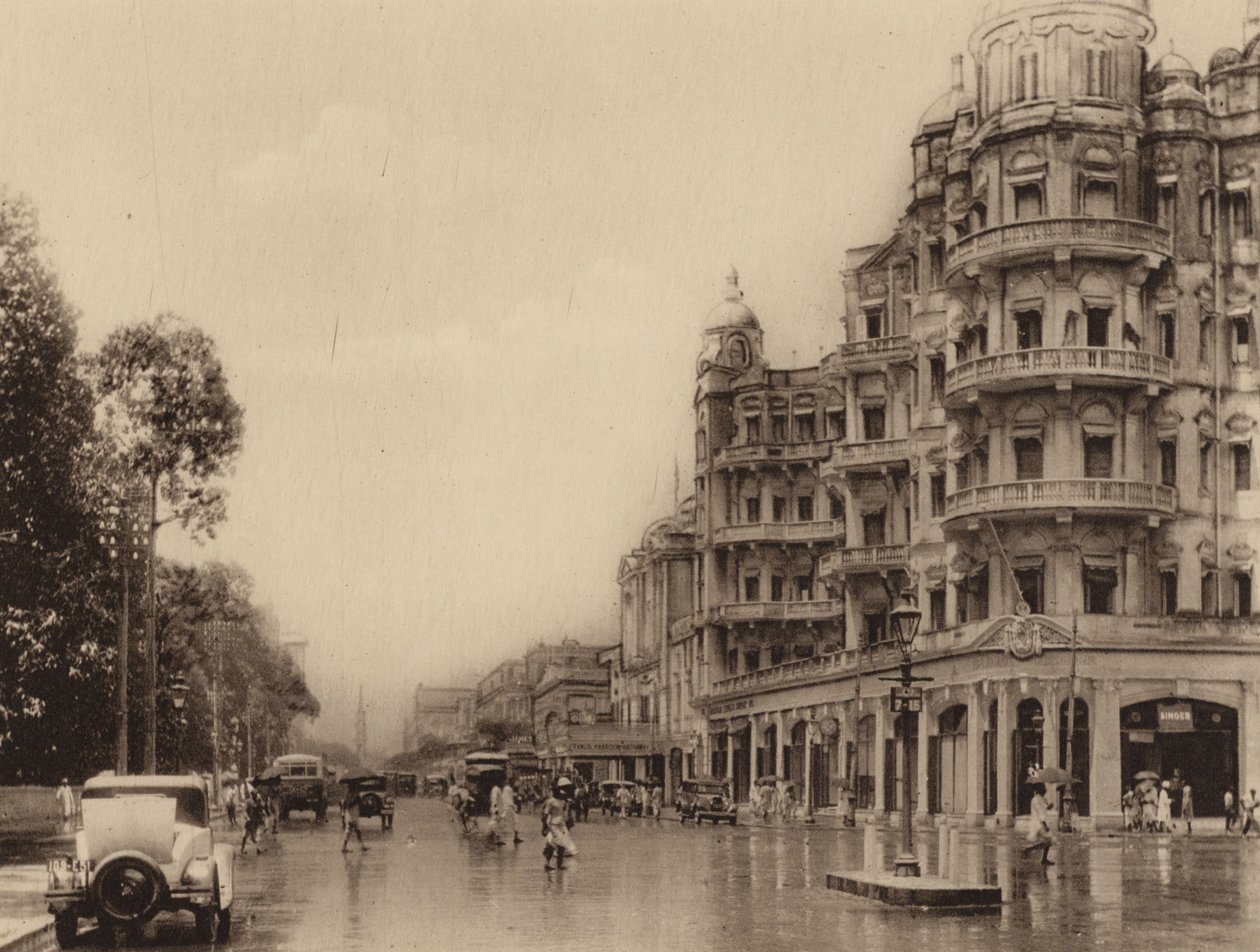 Esplanade Mansions et Government Place East avec vue sur Old Court House Street (photo n/b) - Indian photographer