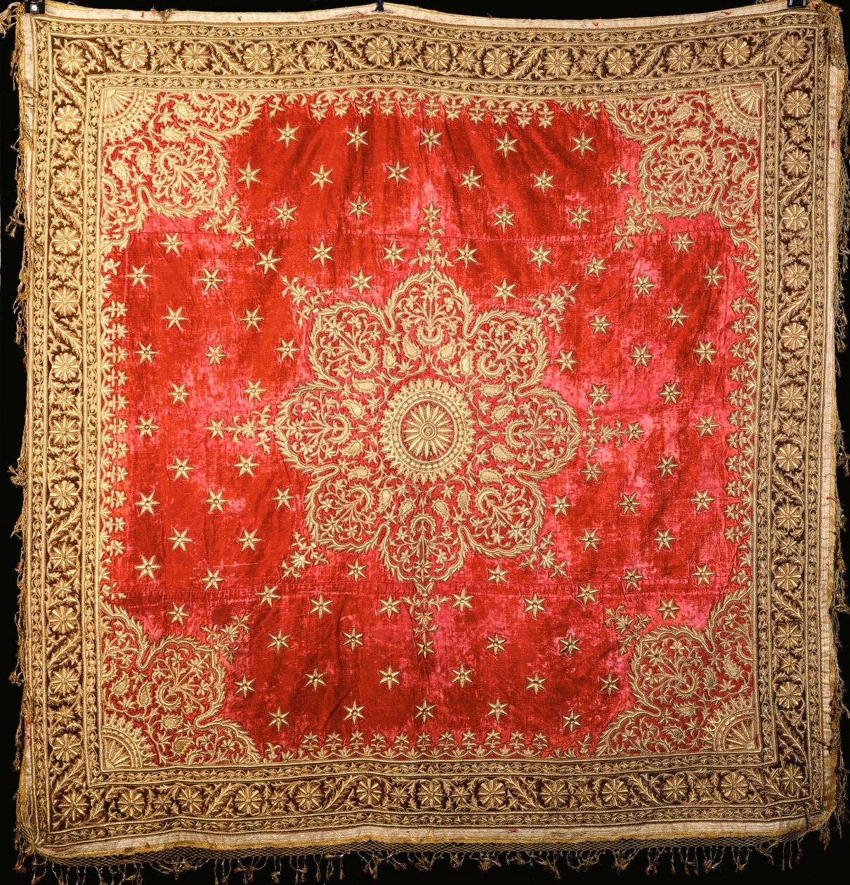 Couverture de sol en velours écarlate avec bordure en velours vert, densément brodée de fil doré - Indian School