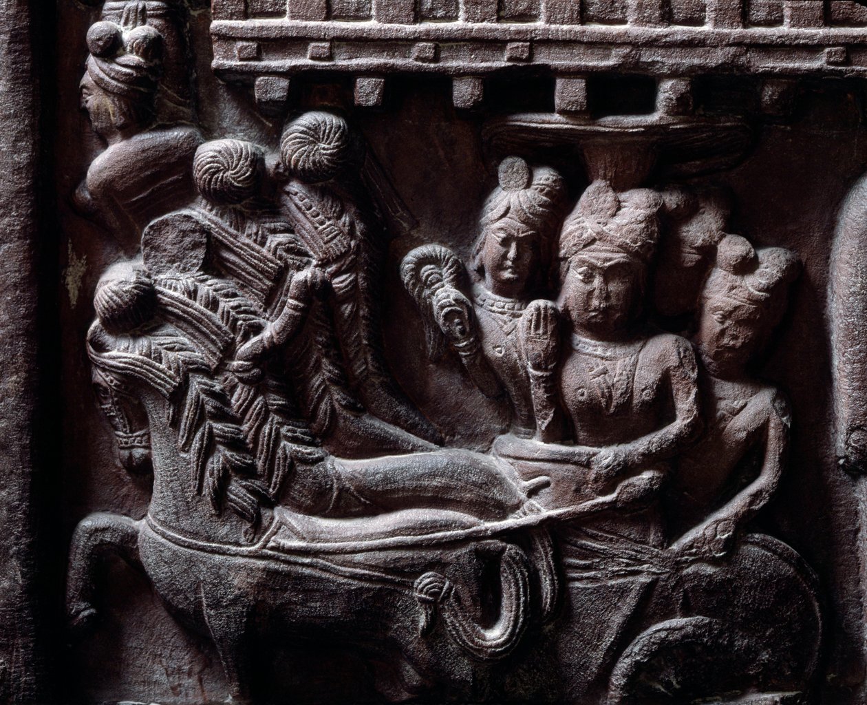 Bouddhisme : « Dernière visite de Prasenjit à Bouddha » détail du stupa de Bharhut. Bas-relief en pierre noire, 2e siècle av. J.-C. - Musée indien, Calcutta - Indian School