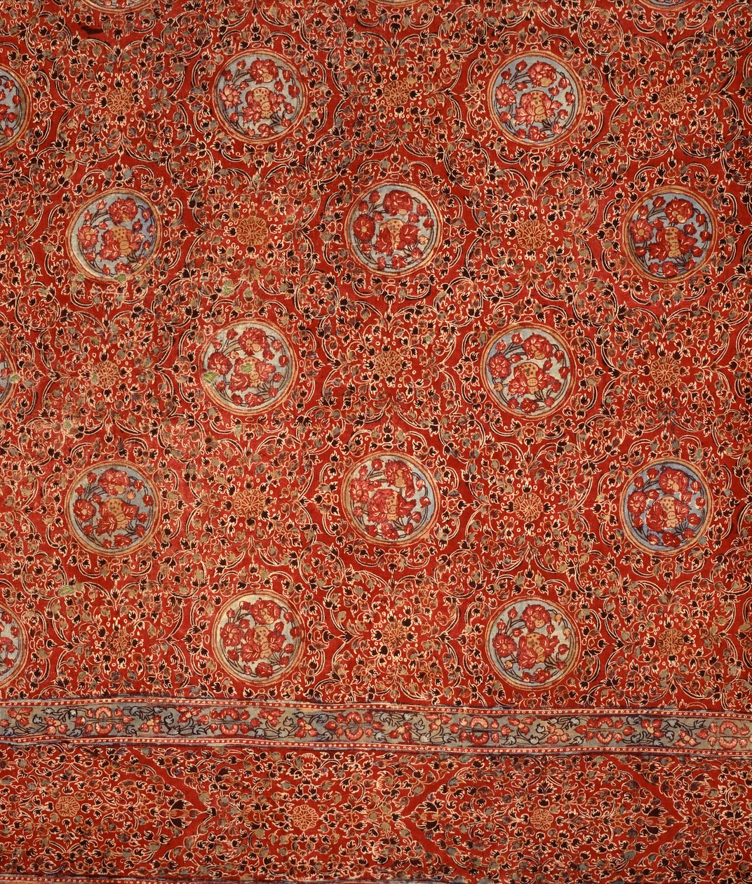 Tissu avec motif floral et médaillons dans des cadres - Indian School