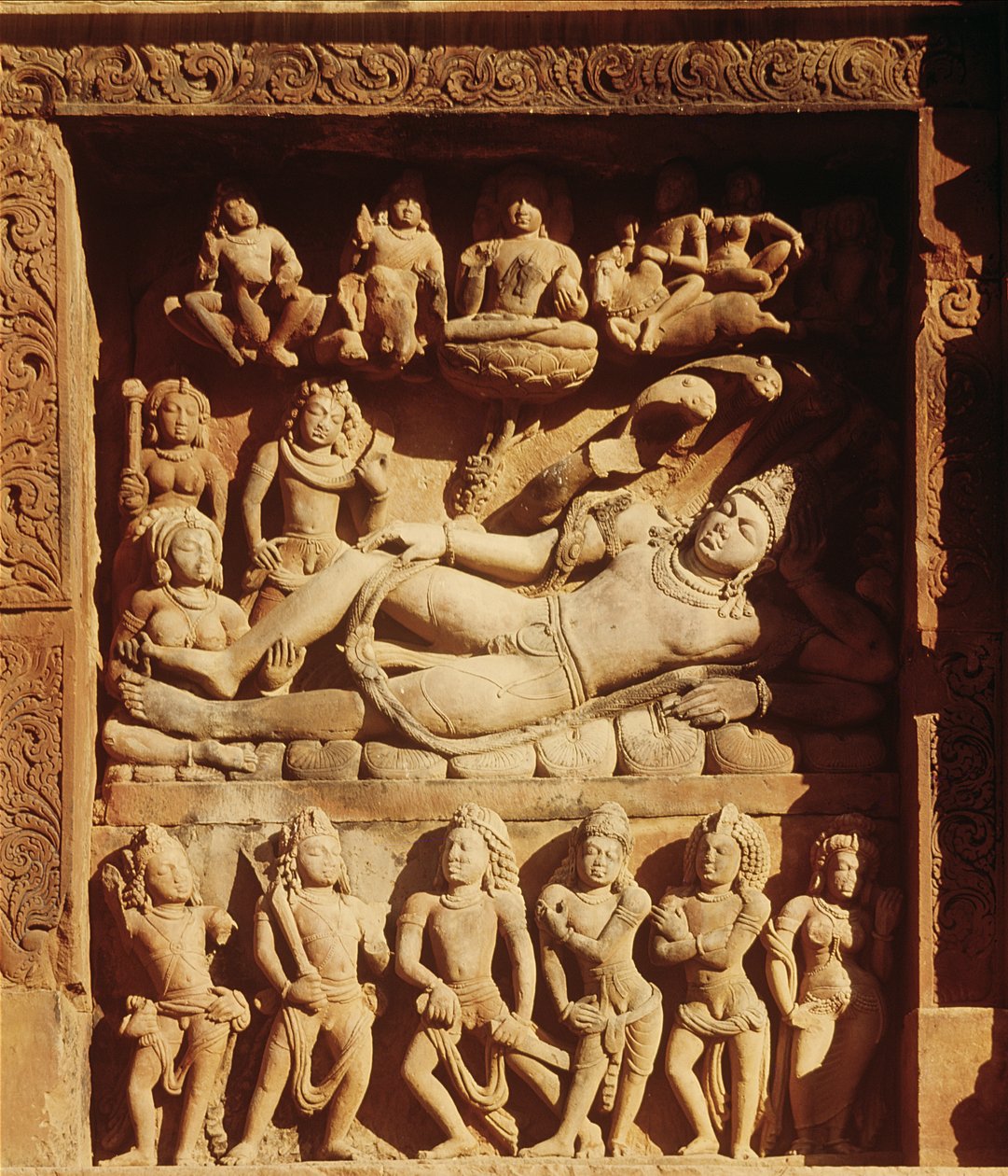 Relief représentant Vishnu allongé sur le serpent, Sesha, du Temple de Vishnu, c.500 apr. J.-C. - Indian School