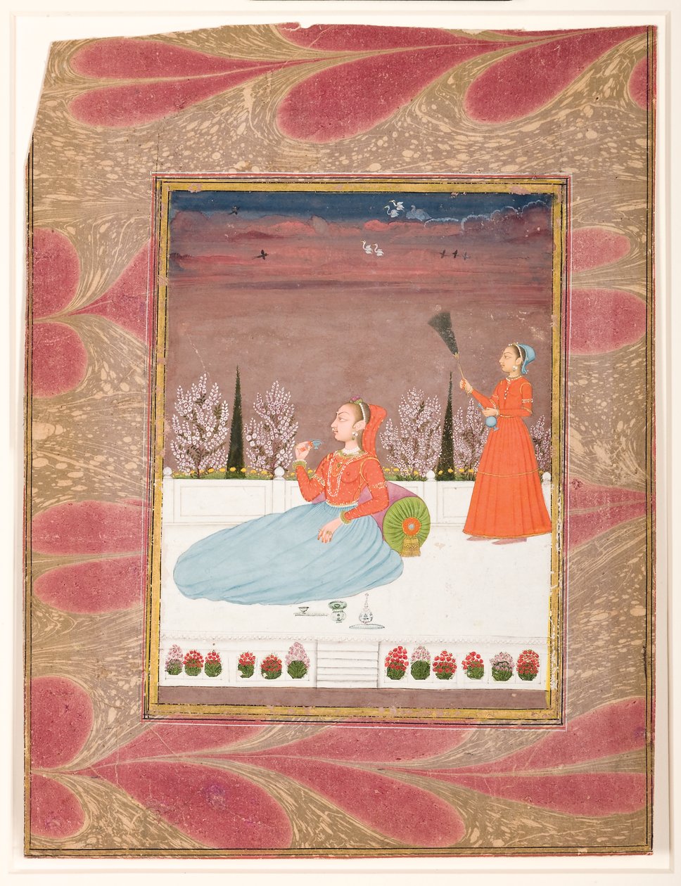 Femme assise sur une terrasse avec une servante avec un chauri - Indian School