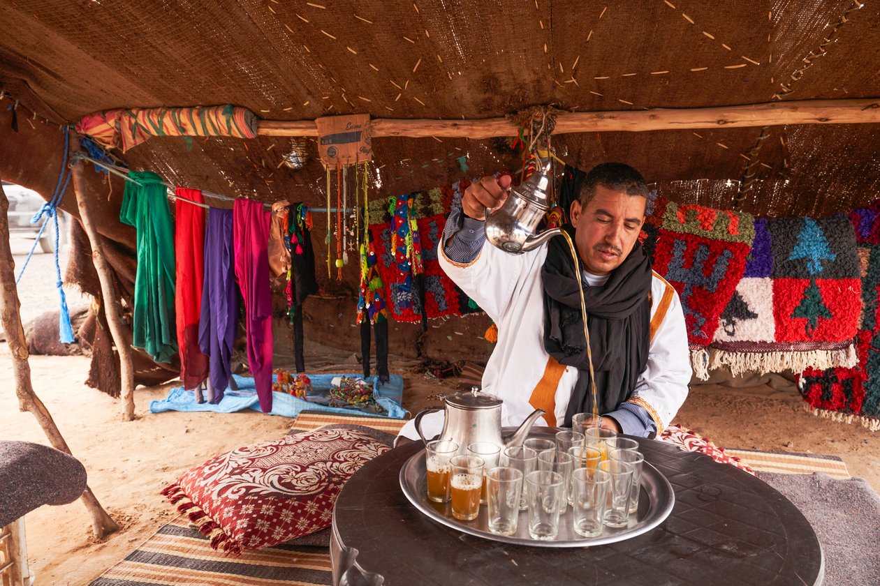 Un local servant du thé à la menthe à Erg Chebbi dans le désert près de Merzouga, Maroc, 2019 (photo) - Ira Block