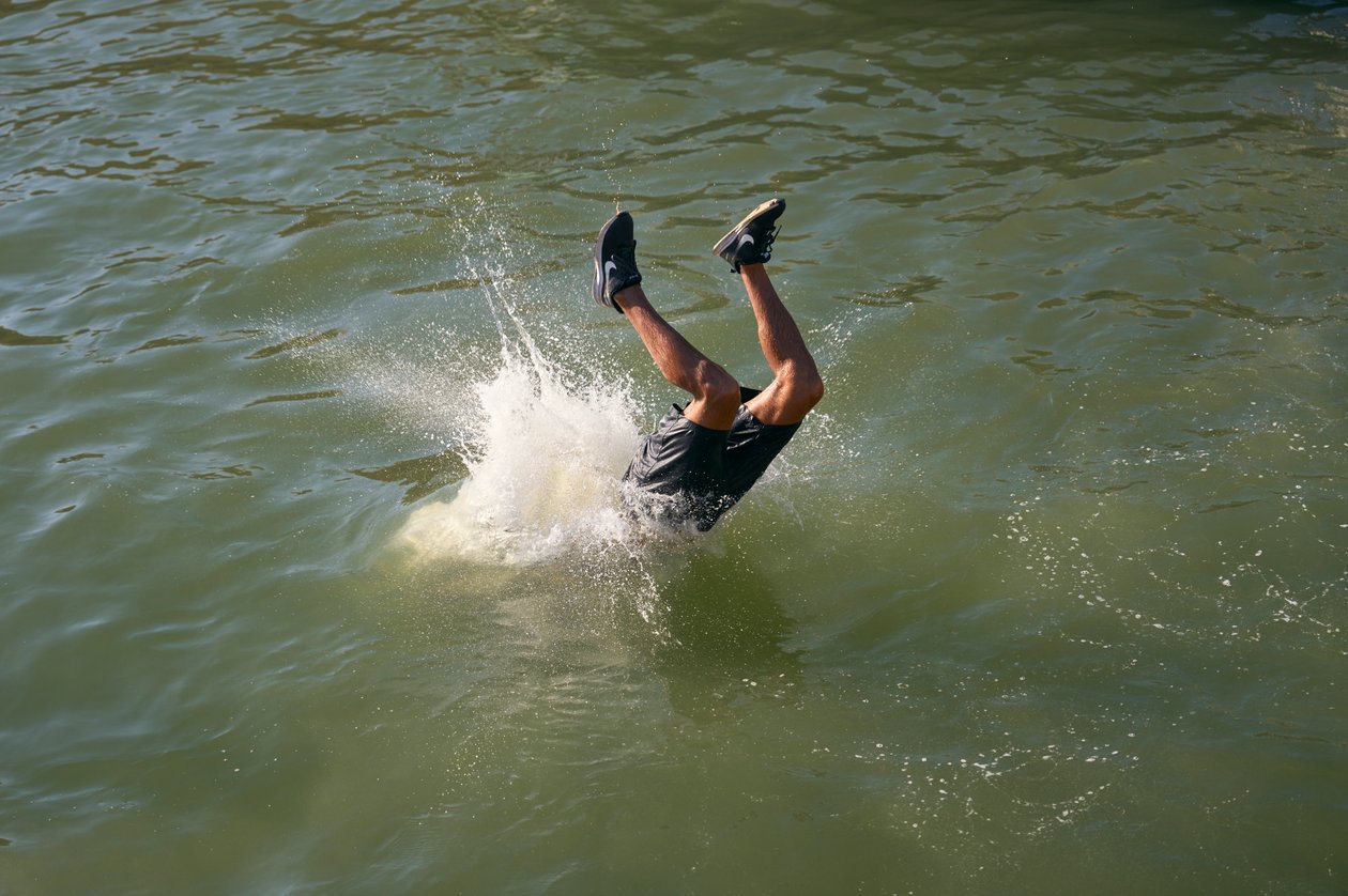 Homme plongeant dans le port d