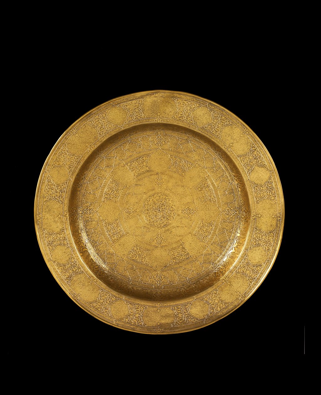 Plat en laiton gravé avec incrustation d