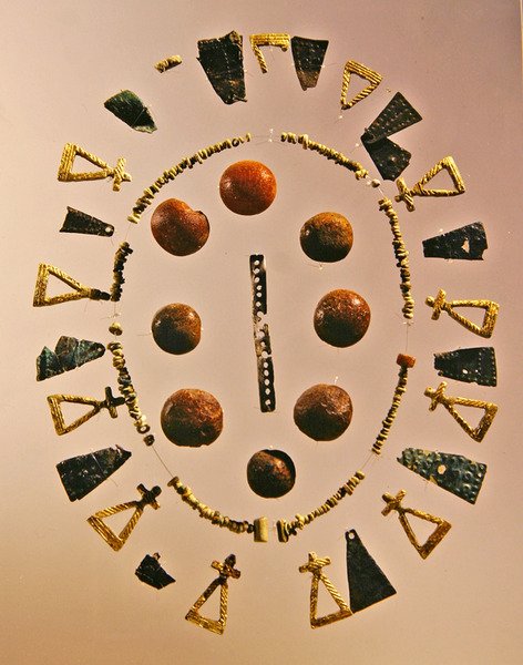 Éléments de vêtements féminins - Iron Age