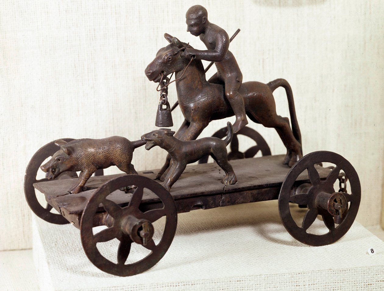 Âge du fer : miniature en bronze représentant une scène de chasse au sanglier - Iron Age