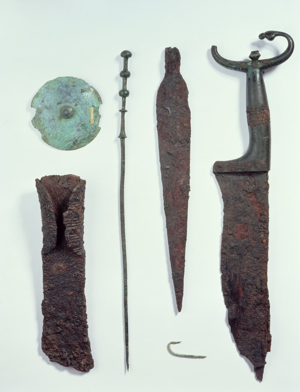 De haut en bas : couteau, fer de lance, hameçon, épingle à linge, disque de ceinture et hache, tous trouvés dans des tombes masculines à Hallstatt, âge du fer - Iron Age