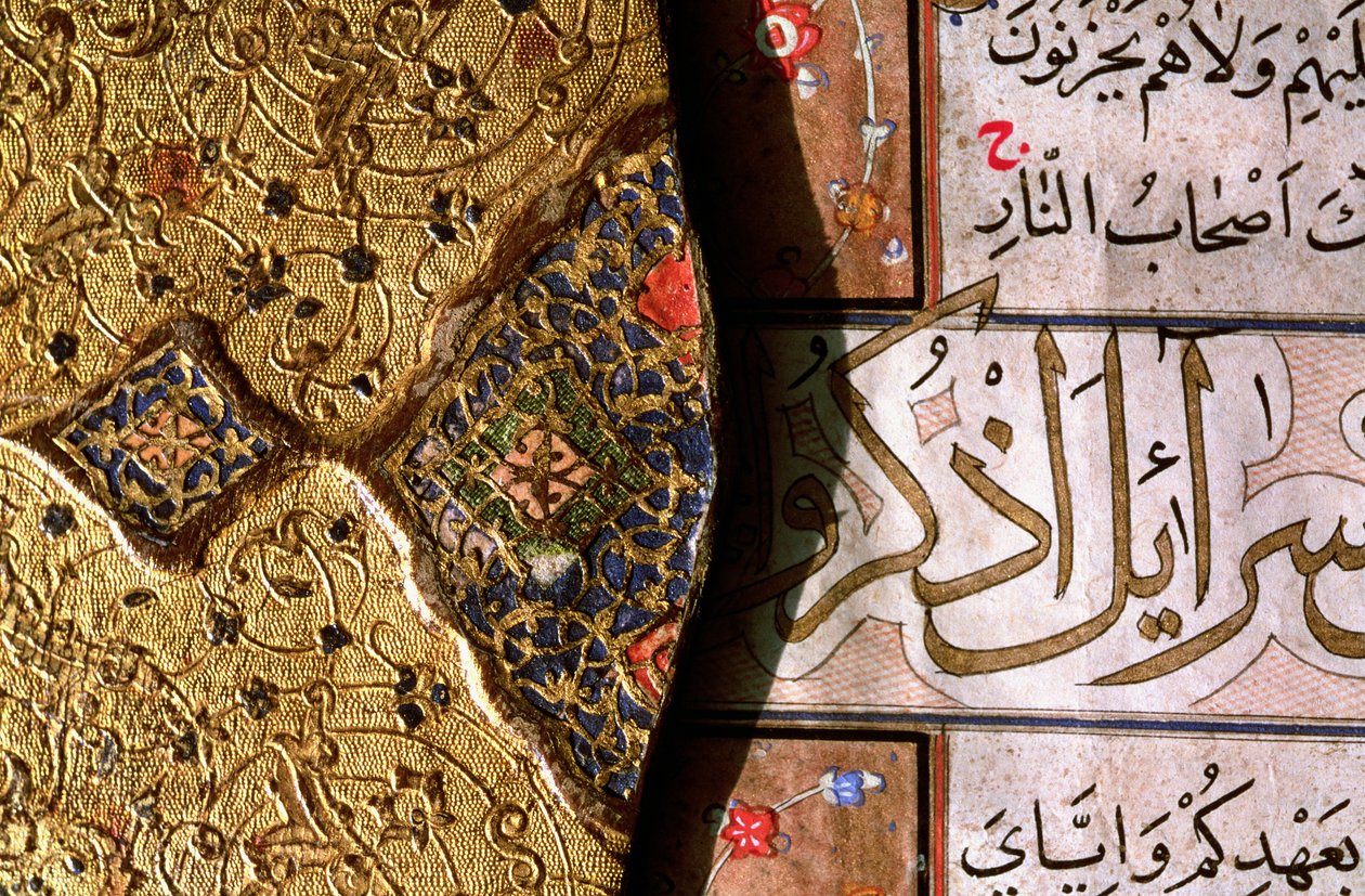 Détail des illuminations en or et lapis-lazuli et des motifs arabesques avec des scripts thulth et naskh sur une couverture de Coran - Islamic School