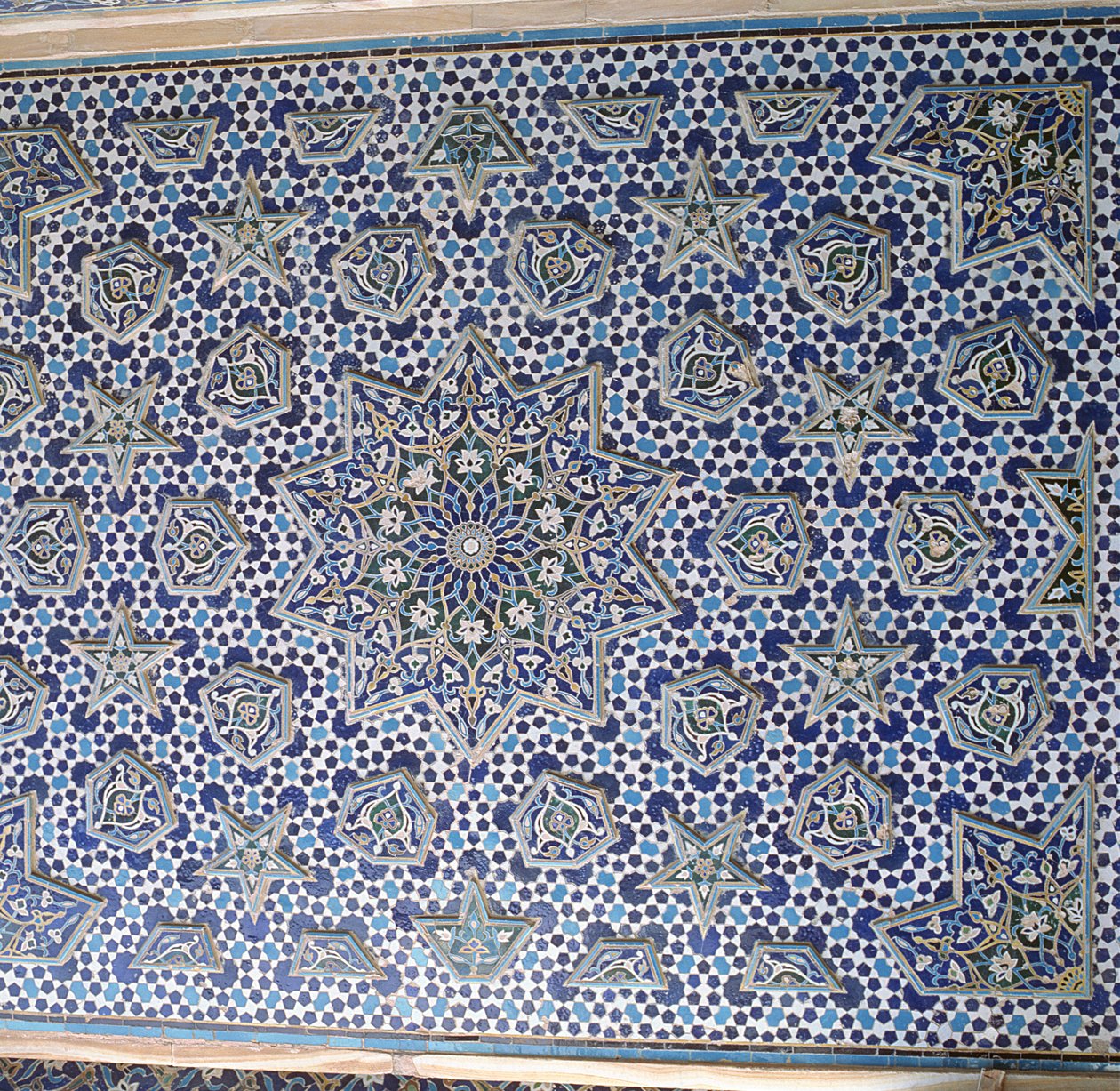 Panneau de tuiles du portail nord, une paire avec palmettes saillantes et étoiles entourant le médaillon central du soleil, achevé en 1453 - Islamic School