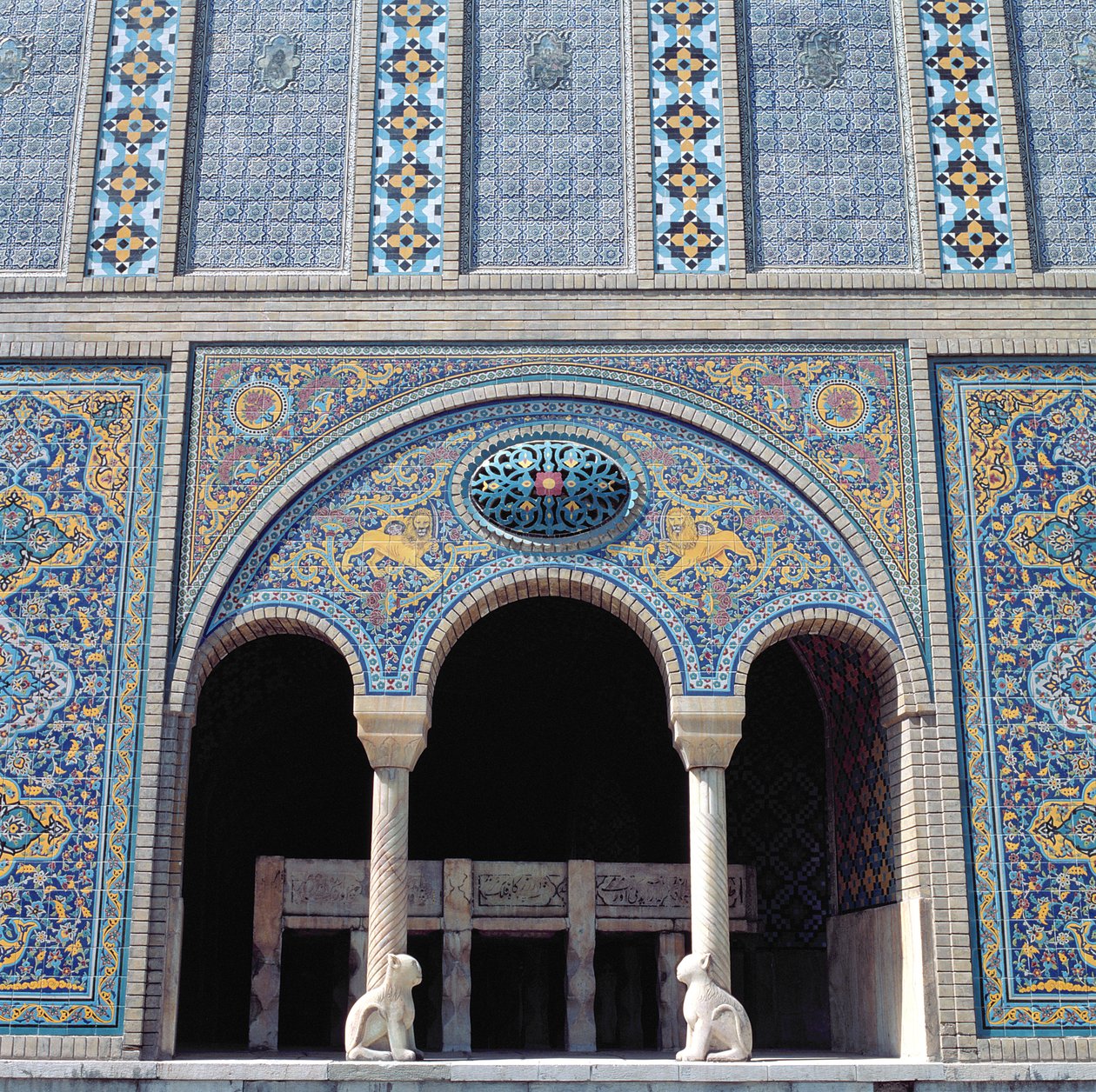 Un des aivans avec revêtements de tuiles, grille et colonnes monolithiques en pierre - Islamic School