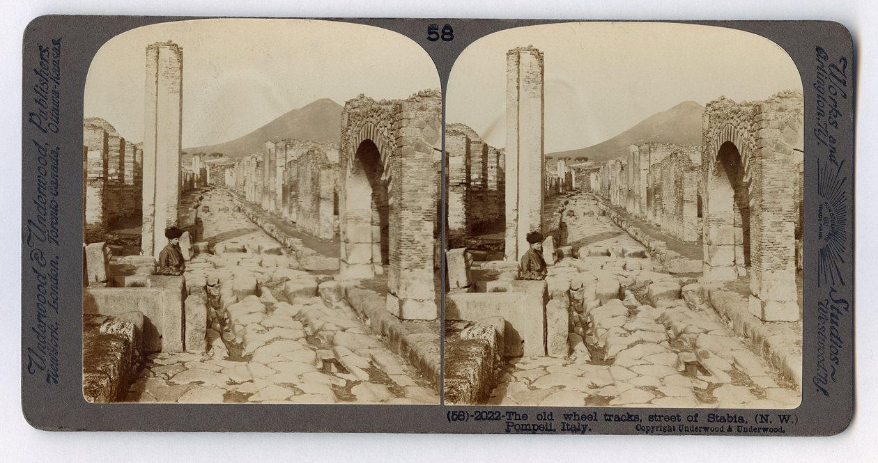 Anciennes traces de roues sur la rue Stabian, Pompéi, de The Underwood Travel Library, 1895 - Italian Photographer