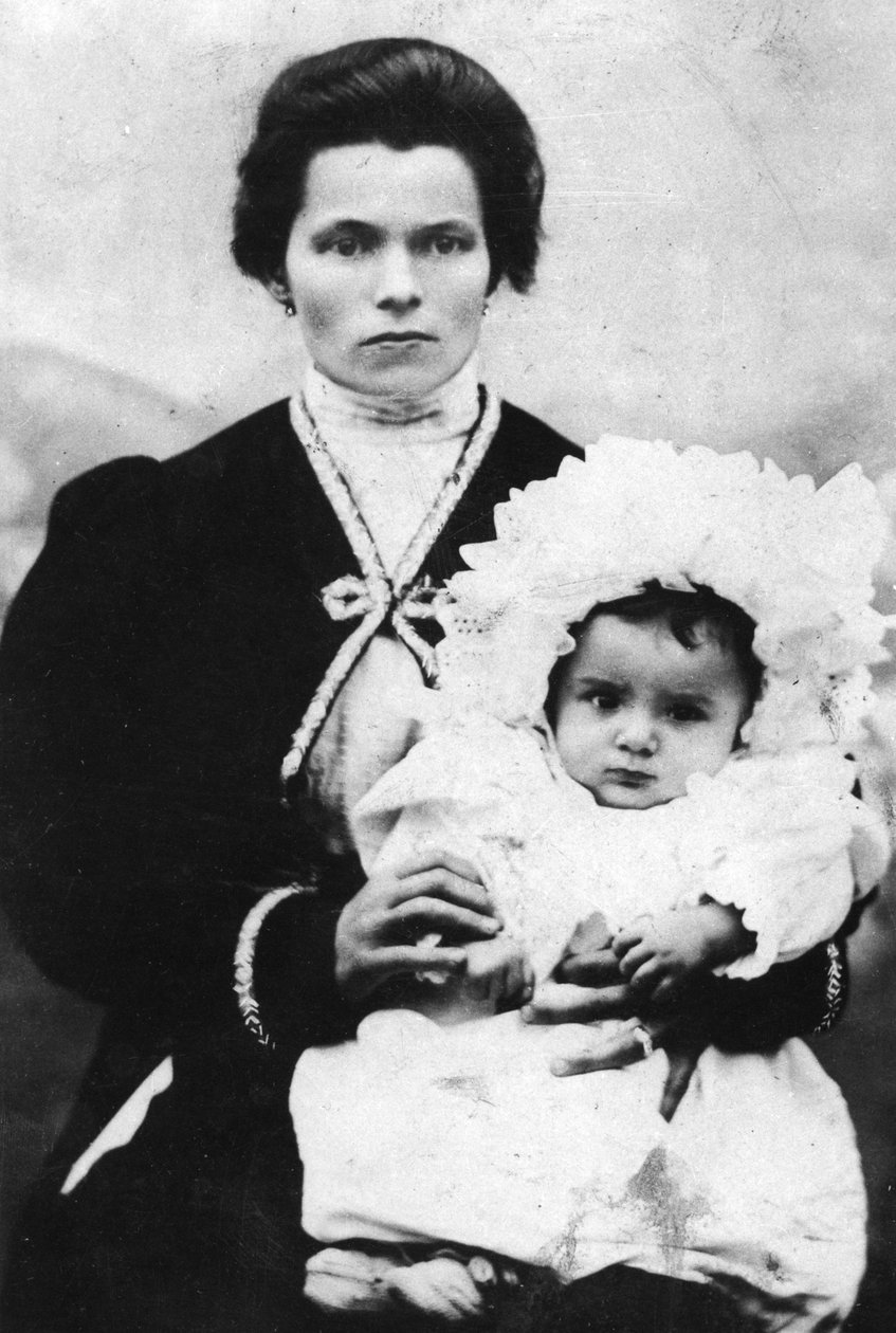 Benito Mussolini enfant avec sa mère Rosa Maltoni - Italian Photographer