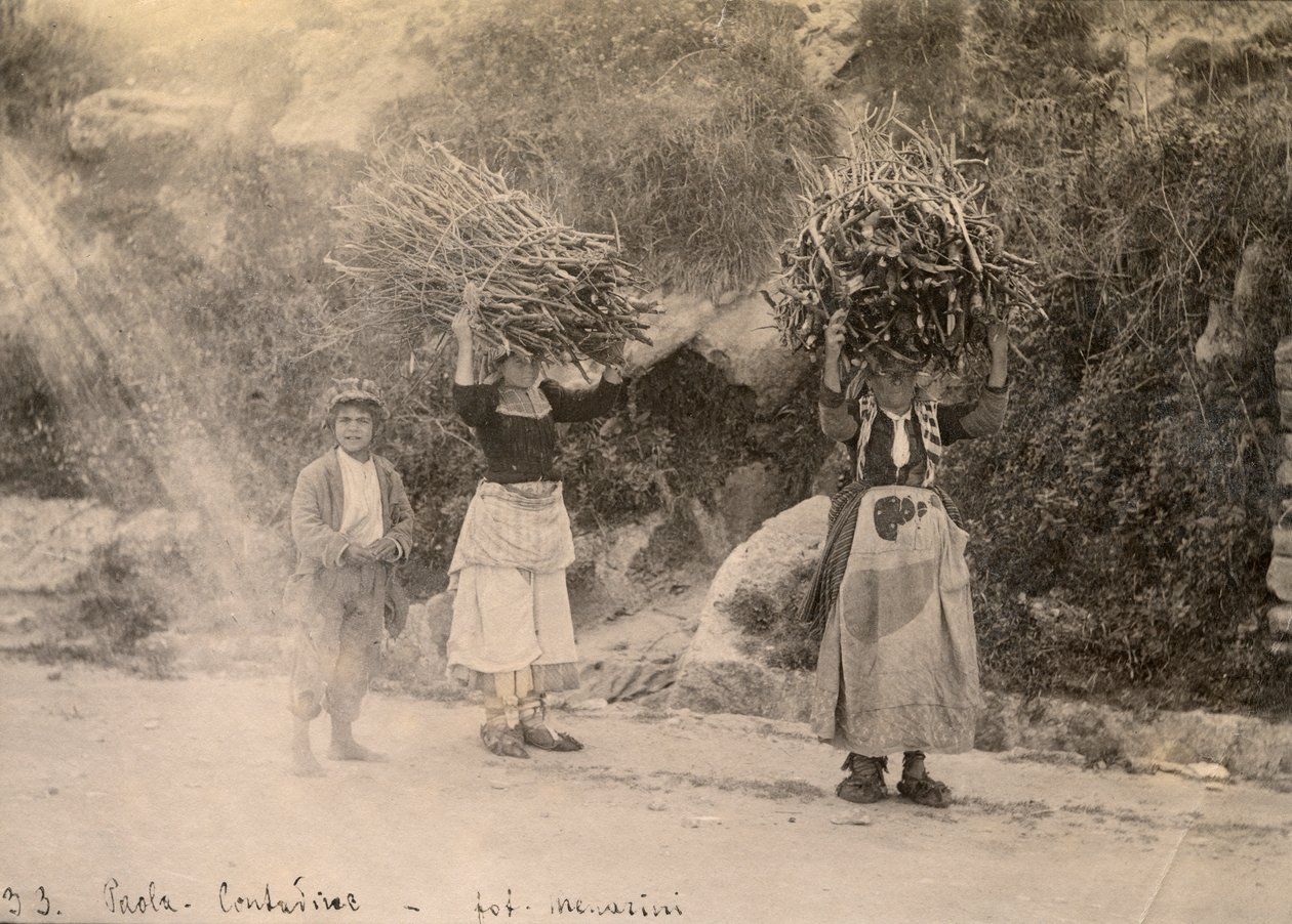 Paysans portant des fagots de bois sur la tête, Paola, Calabre, photographie de Leopoldo Menarini, vers 1910 - Italian Photographer