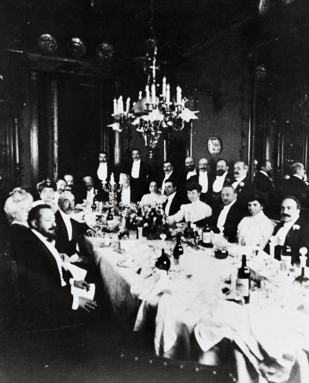 Déjeuner à la Casa Sonzogno, parmi les invités on peut reconnaître Francesco Cilea, Pietro Mascagni, Umberto Giordano, Carlo Romussi, Arturo Colautti, Amintore Galli et Edoardo Sonzogno, Milan - Italian Photographer