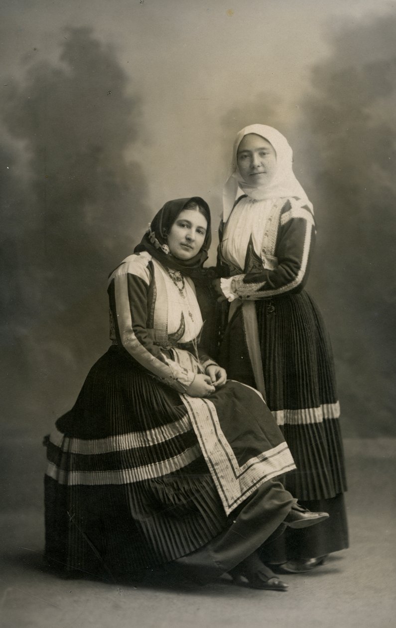 Deux femmes portant des costumes traditionnels, Fonni, Sardaigne, Italie, vers 1915 - Italian Photographer