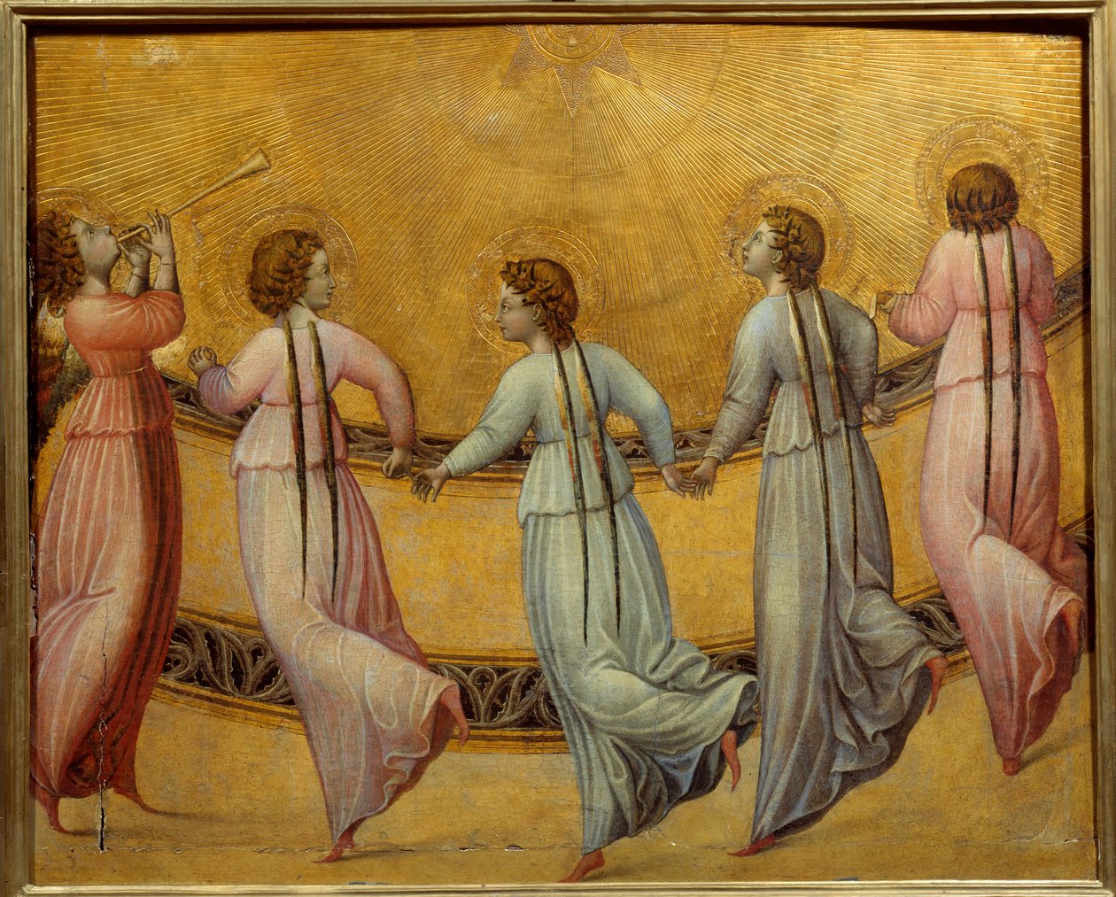 Anges dansant devant le soleil. Ronde d